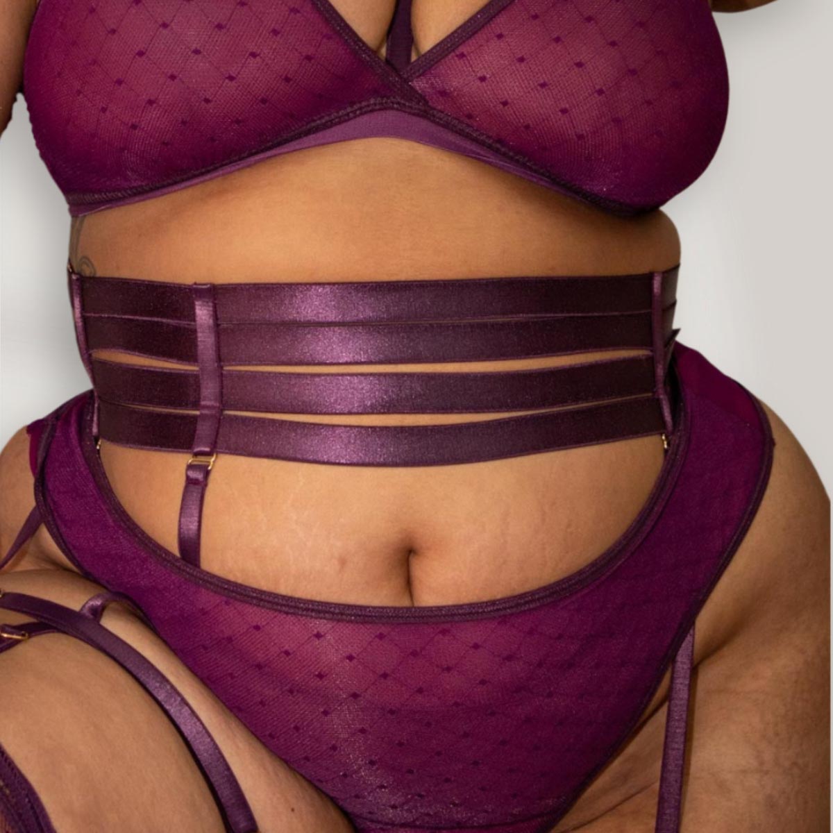 Plum Hearts of Venus Thong 4X/5X - Uye Surana