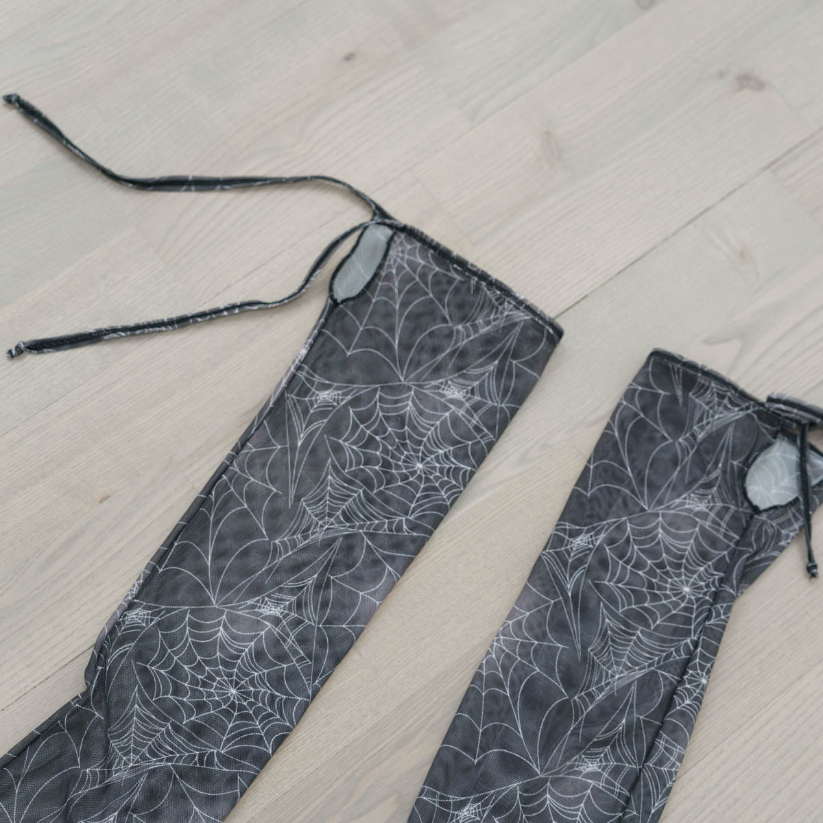 Spider's Lace Web Print Fingerless Gloves Sleeve Set - Uye Surana
